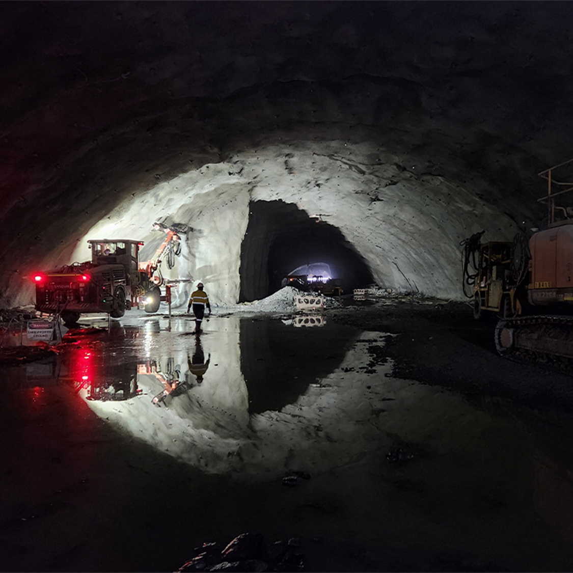 Machine Hall on Snowy 2.0, showing the staged excavation approach with side slashing of the crown excavation. 