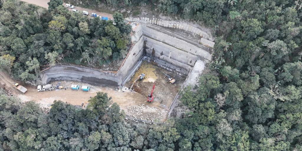 Balanced cantilever pier foundation construction within the steep, indigenous forested terrain of the Wild Coast, illustrating the project’s complex site conditions. 